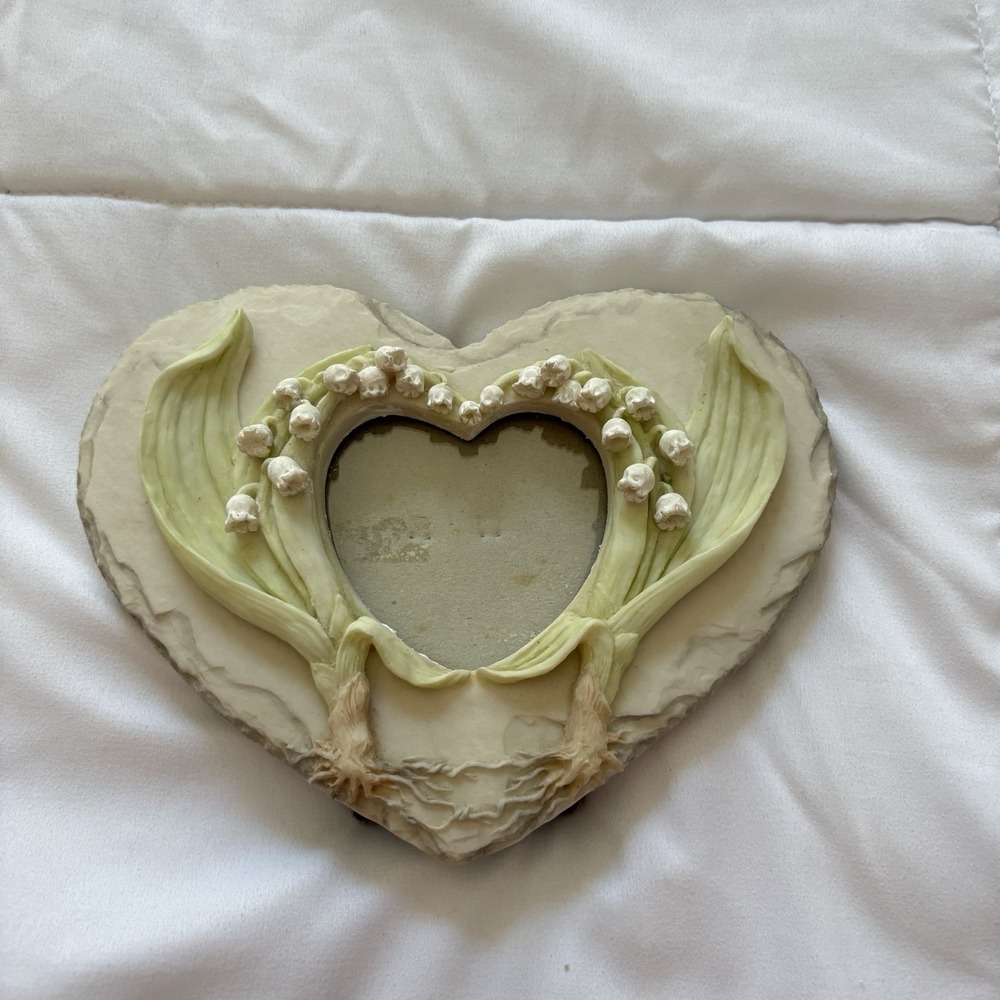 Vintage 90s Heart Shape Picture Frame Lily‎ Floral Cottagecore Feminine Beige